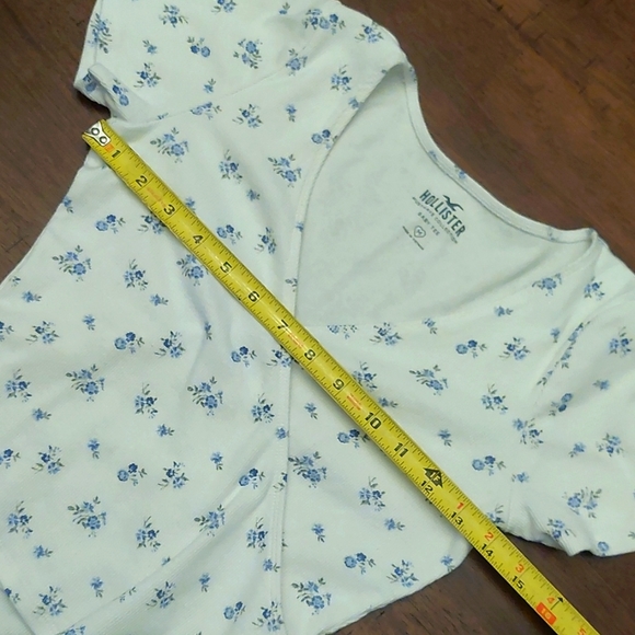 Hollister Floral Baby Tee - Picture 3 of 10